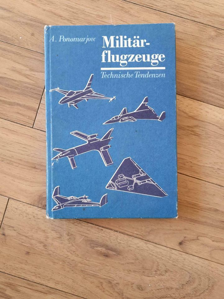 Buch über Militärflugzeuge in Freiberg