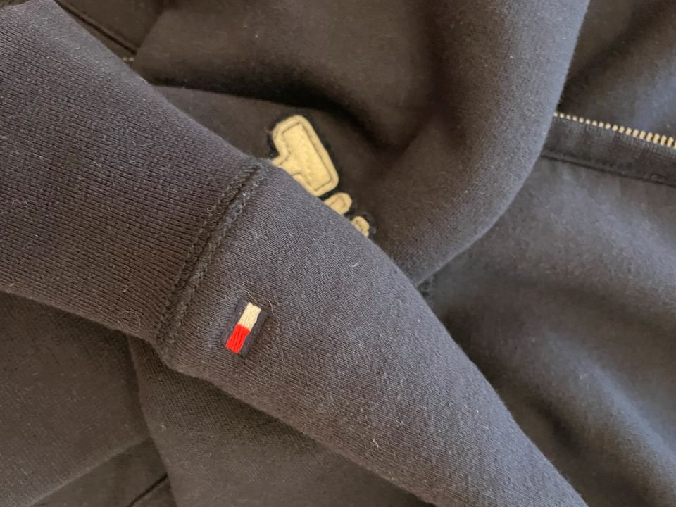 Tommy Hilfiger Sweatjacke M Neu! in Wiesbaden