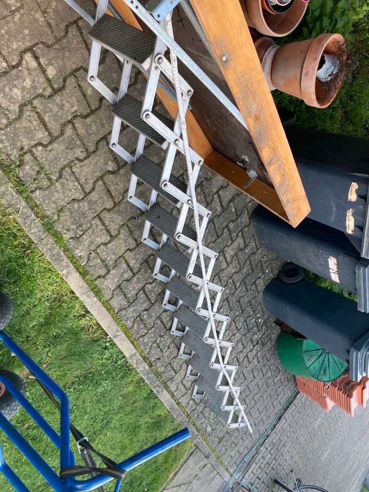 Dachboden Treppe mit Metall Scherenleiter in Seubersdorf
