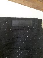 STRADIVARIUS Basic Jeans schwarz mit weißen Pünktchen Größe 34 Berlin - Zehlendorf Vorschau