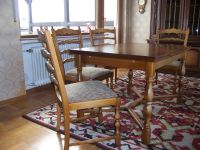 Ausziehbarer Tisch mit 4 Stühlen Massivholz Esszimmertisch Hessen - Wettenberg Vorschau