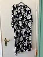 Sommerkleid 48 Bonprix schwarz weiß Blumen luftig top Zustand Bayern - Nürnberg (Mittelfr) Vorschau