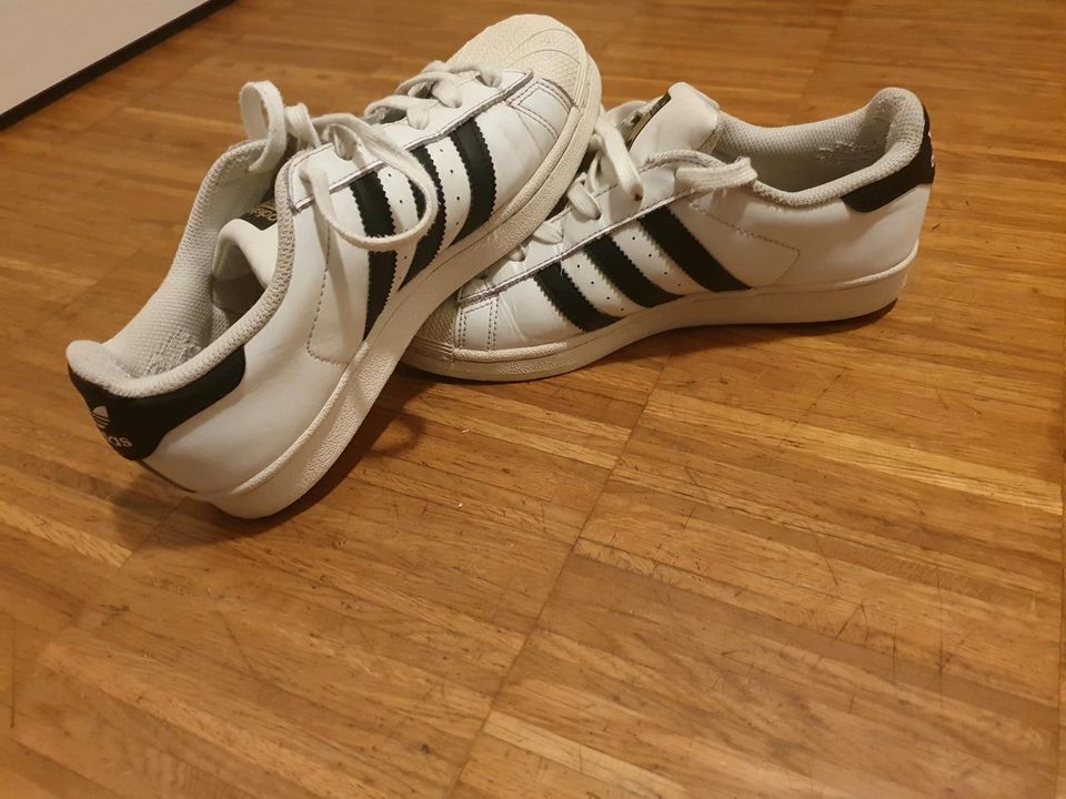 Adidas Damen Schuhe Gr. US 5   UK 4,5 in München