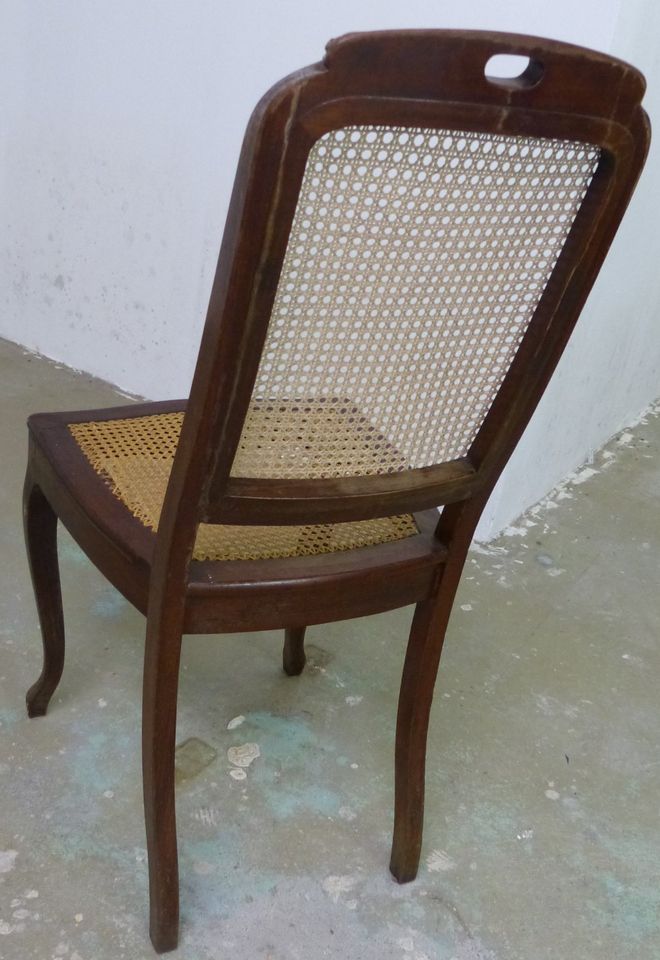Schöner alter Stuhl - sehr günstig in Berlin