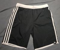 Adidas (schwarz) bzw. Nike (weiß) Sporthose Essen - Essen-Borbeck Vorschau