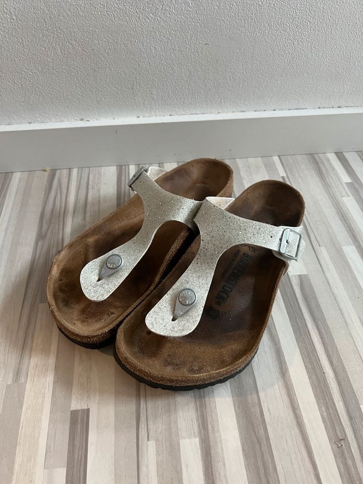 Birkenstock Gizeh Zehentrenner Schuhe 37 Silber Glitzer in Kassel