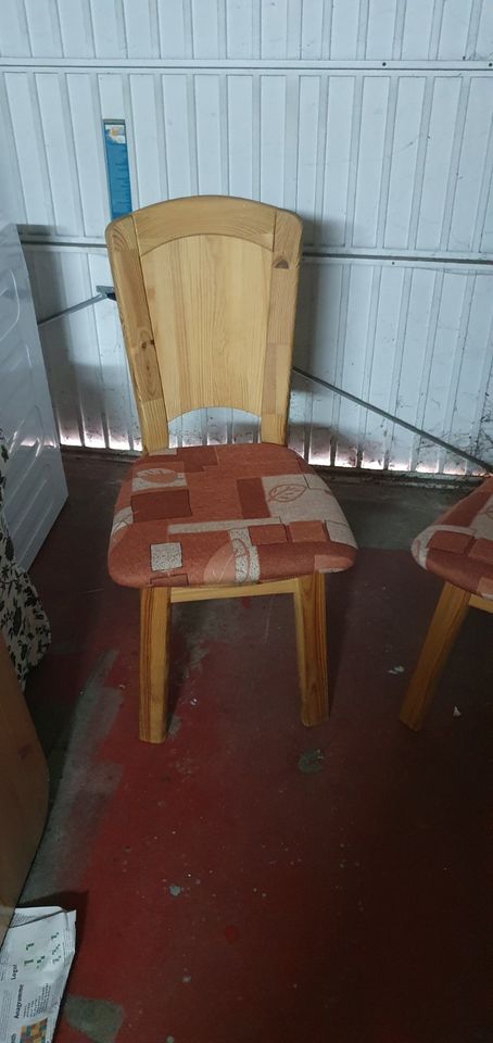 Massivholz Tisch mit 2 Stühlen in Rockenhausen