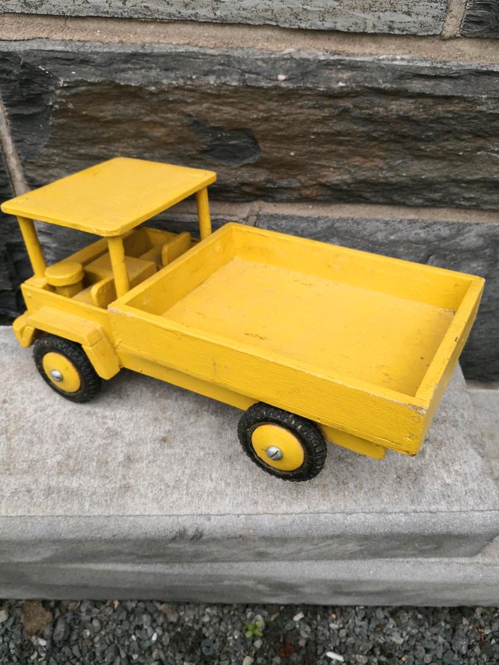 Spielzeugauto aus DDR Werkunterricht in Neuensalz