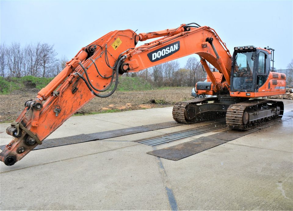 DOOSAN DX300LC-3 30tn NARROW TRACK KETTENBAGGER Bj.2014 in Hessisch Oldendorf