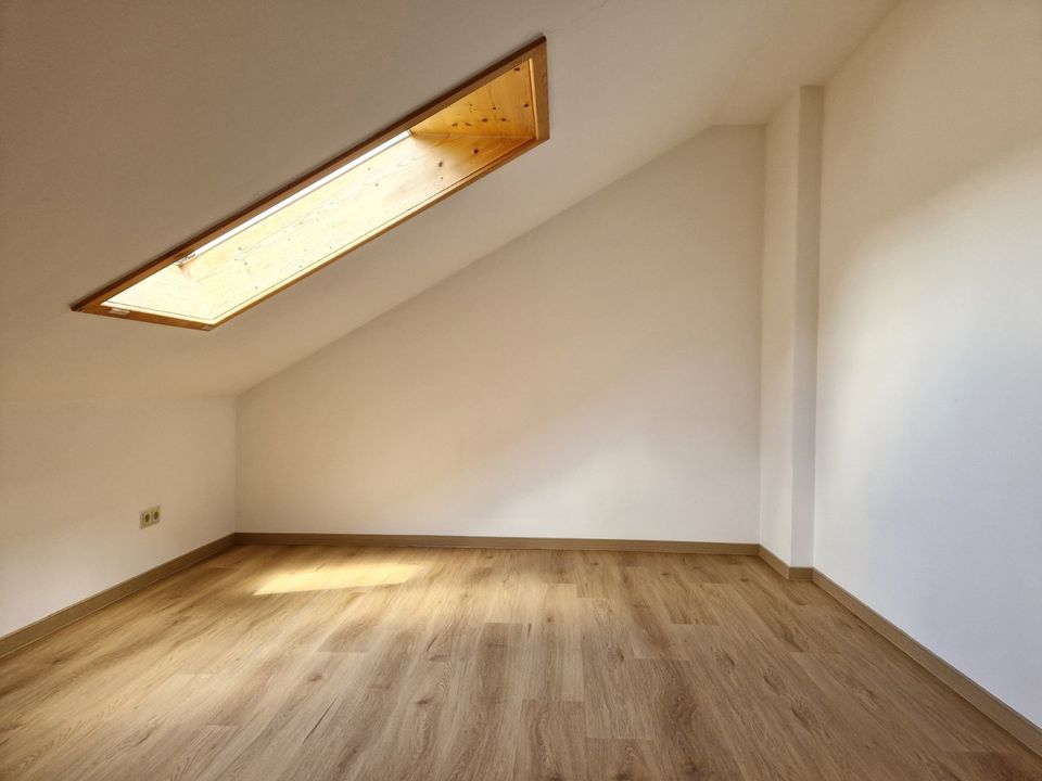 *SOFORT VERFÜGBAR* Frisch renovierte 3-Zimmer DG-Wohnung + Balkon in Brachttal