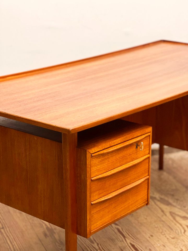 Dänischer Mid Century Teak Schreibtisch, Peter Løvig Nielsen in München