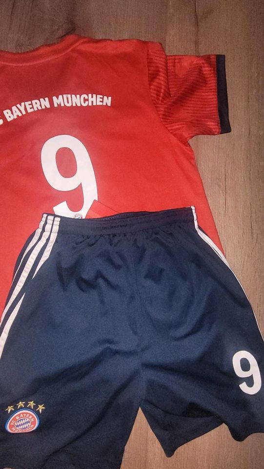 FC Bayern Trkot mit Hose+Socken, Gr. 164 in Hückelhoven