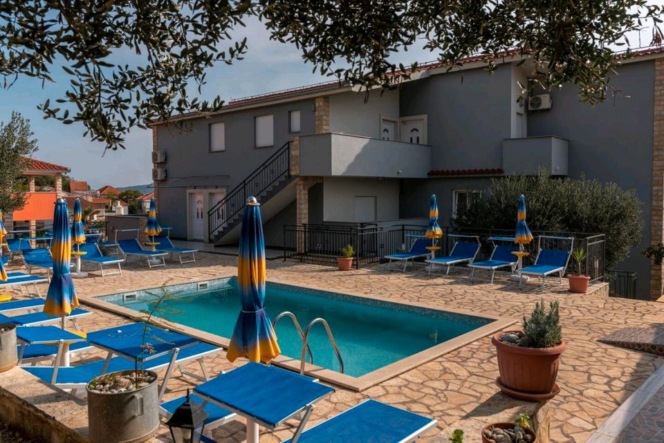 Ferienwohnungen mit Pool. Urlaub in Dalmatien, Kroatien. in Nausnitz