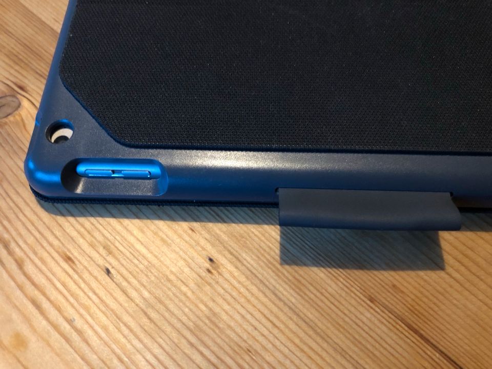 iPad Air 2 64 GB inklusive Schutzhülle mit Tastatur in Esslingen