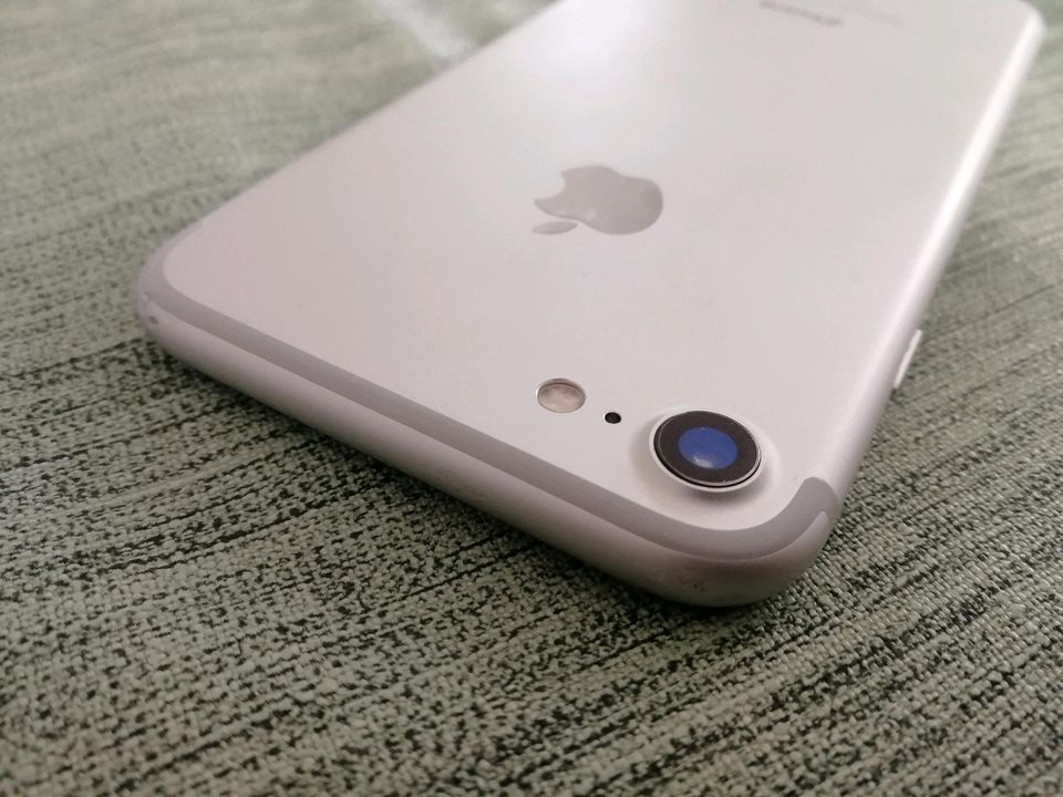 Apple iPhone 7 128GB silber silver Model A1778 in Hüttenberg