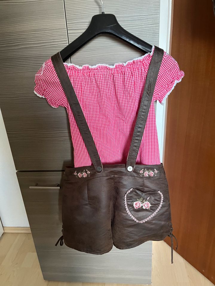 Lederhosen mit Bluse in München