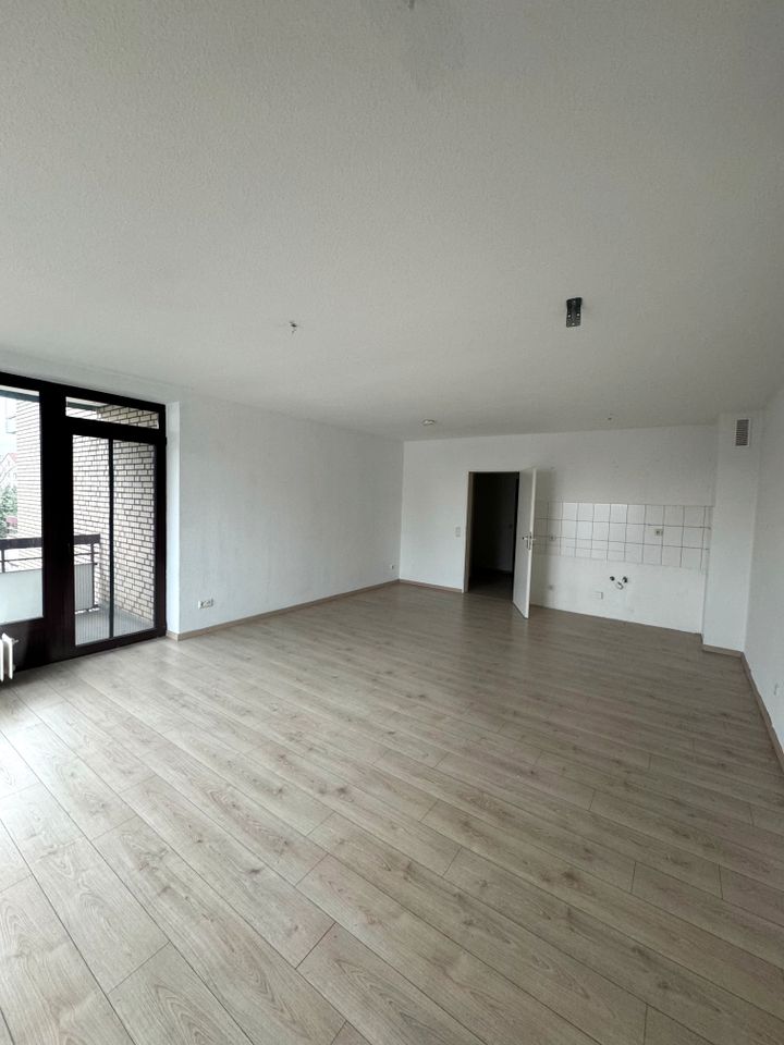 **Schriftliche Anfragen** - Helles Apartment in gepflegtem Mehrfamilienhaus + großer Balkon - 1 Zimmer in Duisburg