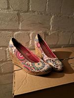 Bunte sommerliche Pumps mit Keilabsatz 40 Niedersachsen - Lüneburg Vorschau