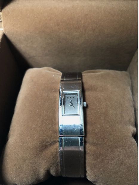 Original GUCCI Damen Armbanduhr mit Box, Modell 0022368, neue Bat in München