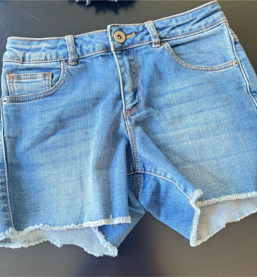 Jeans Shorts Zara Bekleidungspaket Jeans weiß blau Gr.140 in Ingolstadt