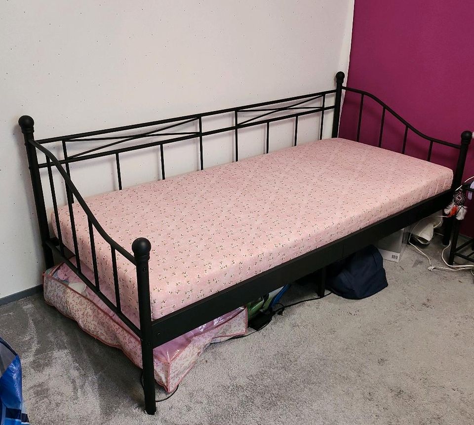 Bett 90cm × 200cm mit Kissen und Matratze in Berlin