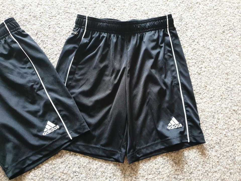 Gr 140, 2 adidas kurze Sporthose Shorts Bermuda wie neu in Landau a d Isar