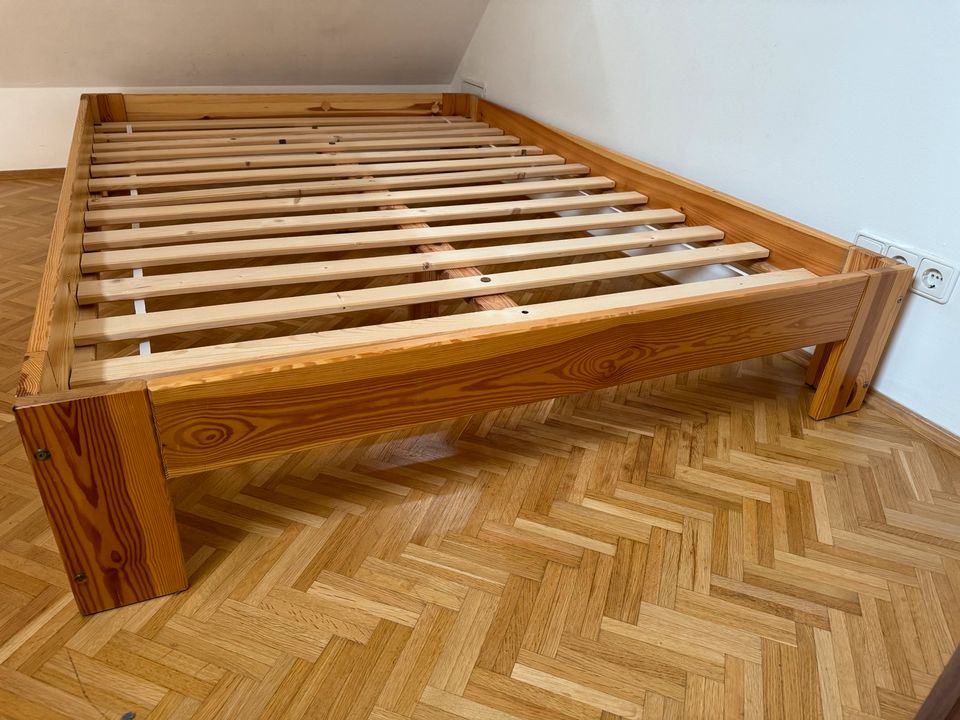Holzbett sehr guter Zustand in München