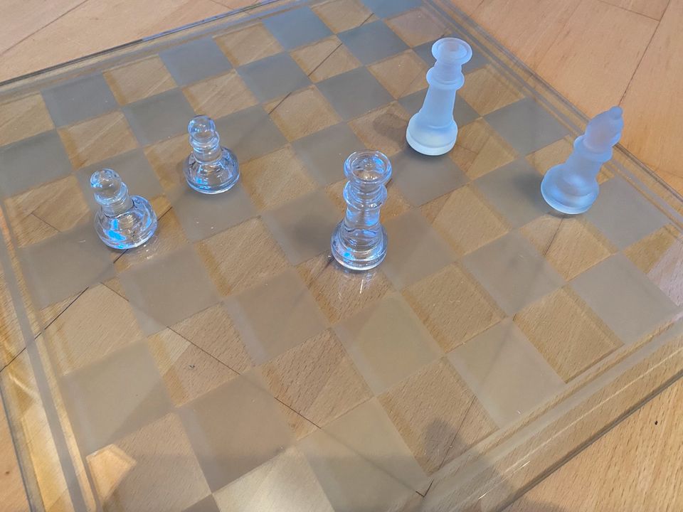Schachspiel aus Glas in Tosterglope