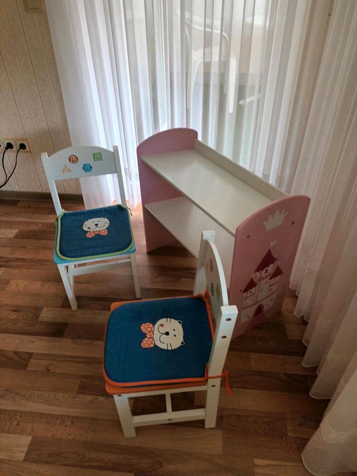 Kinderstuhl und Tisch 30€ in Braunschweig