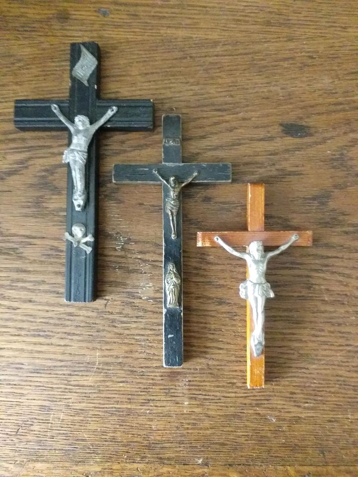 3 sehr alte Kreuze, Holz, versch. Darstellungen in Kempten