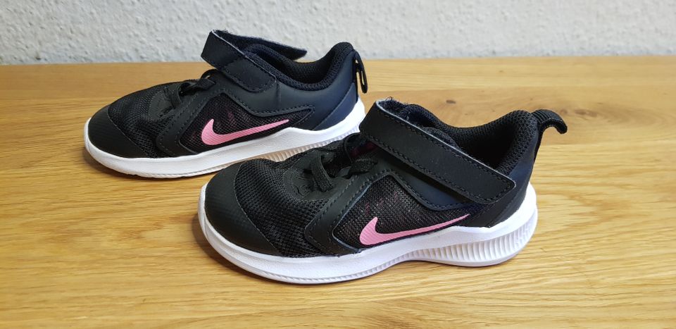 WIE NEU Nike Downshifter Sneaker 23,5 Turnschuh schwarz-pink OVP in Leipzig