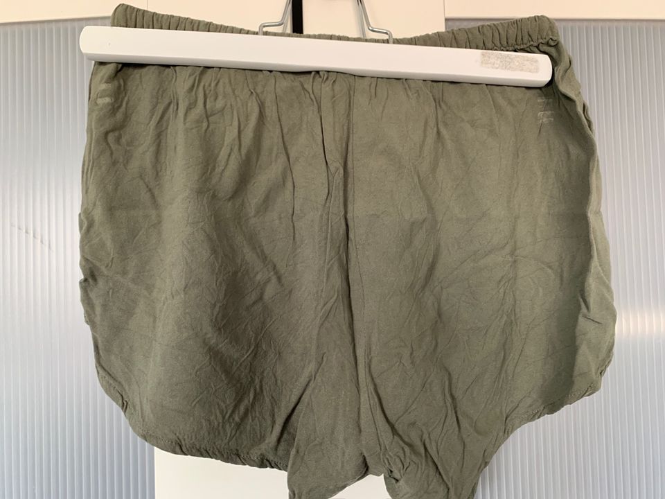 Shorts dunkelgrün mit Taschen & Schleife Gr. S/M in Gifhorn