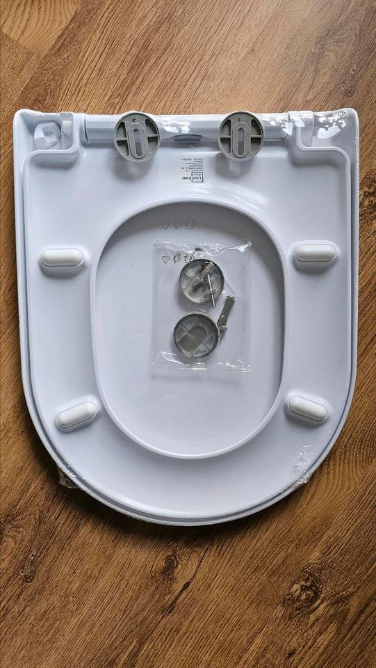 Toilettendeckel neu, unbenutzt, eingeschweißt aber beschädigt in Arnstadt