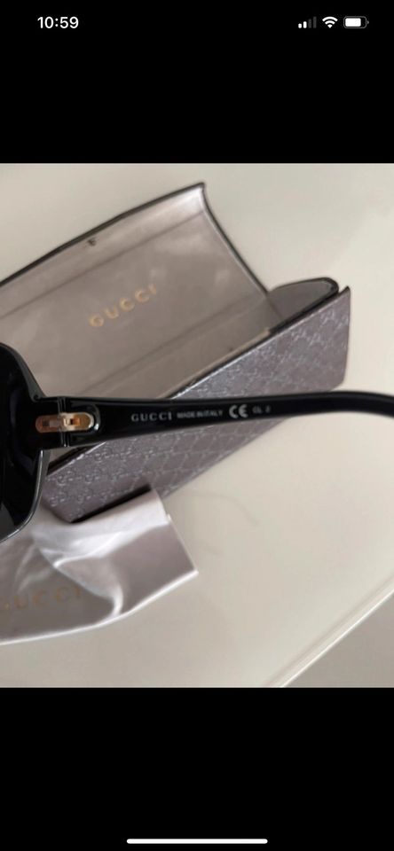 Gucci Sonnenbrille schwarz Gold in Bergisch Gladbach