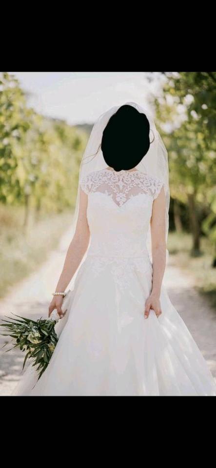 Hochzeitskleid mit Spitzen + Unterrock in Essenbach