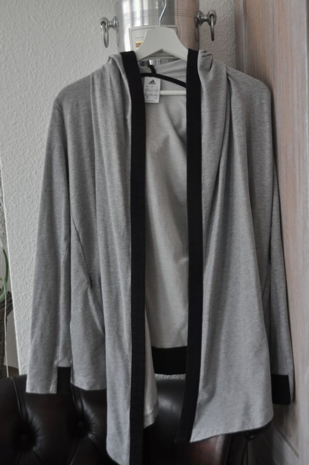 Adidas Sweatjacke Cardigan Kapuzenjacke Shirt grau in Berlin