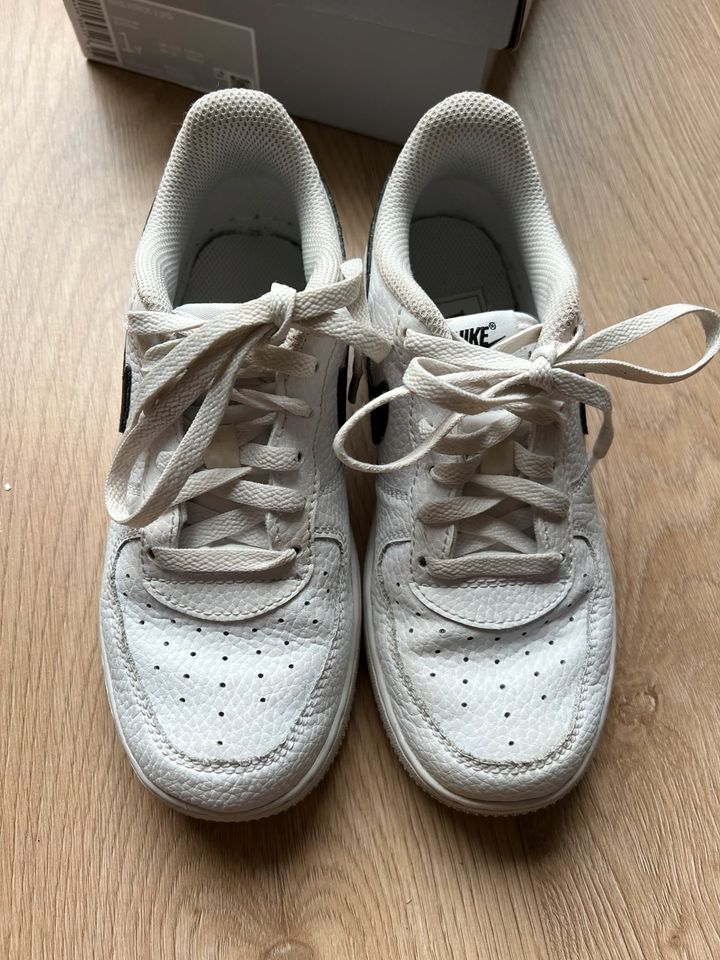 Kinder Nike Air Force 1 Sneaker in Gr. 32 in Wedel