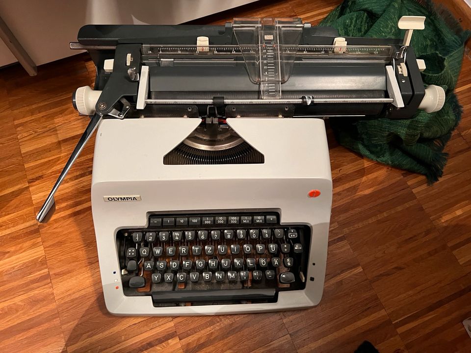 Olympia Schreibmaschine, Vintage, retro in Burgsinn
