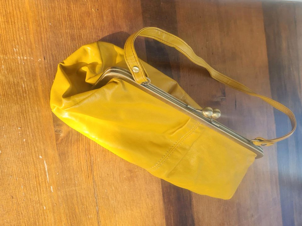 SENF-Gelbe Leder-Handtasche Clutch in Berlin