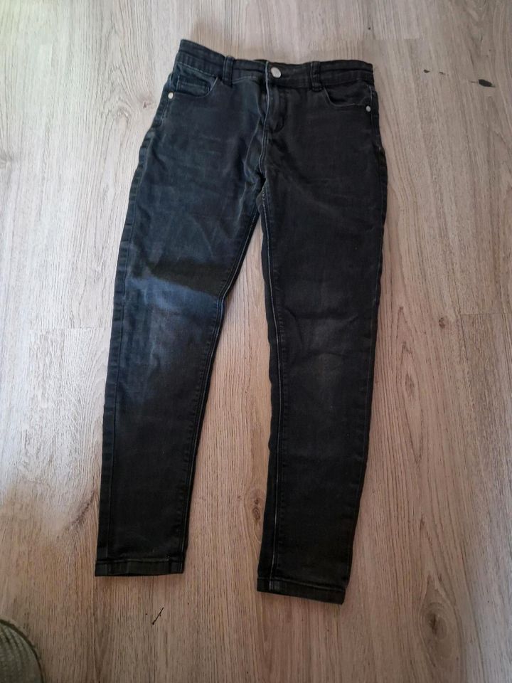 Schwarze jeans 134 in Emden