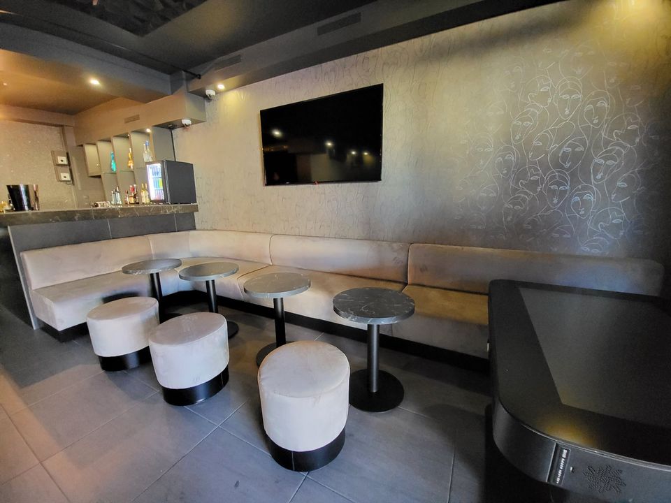 Shisha Bar Gastronomie Einrichtung Sitzbank Sessel Loungetisch in Frankfurt am Main