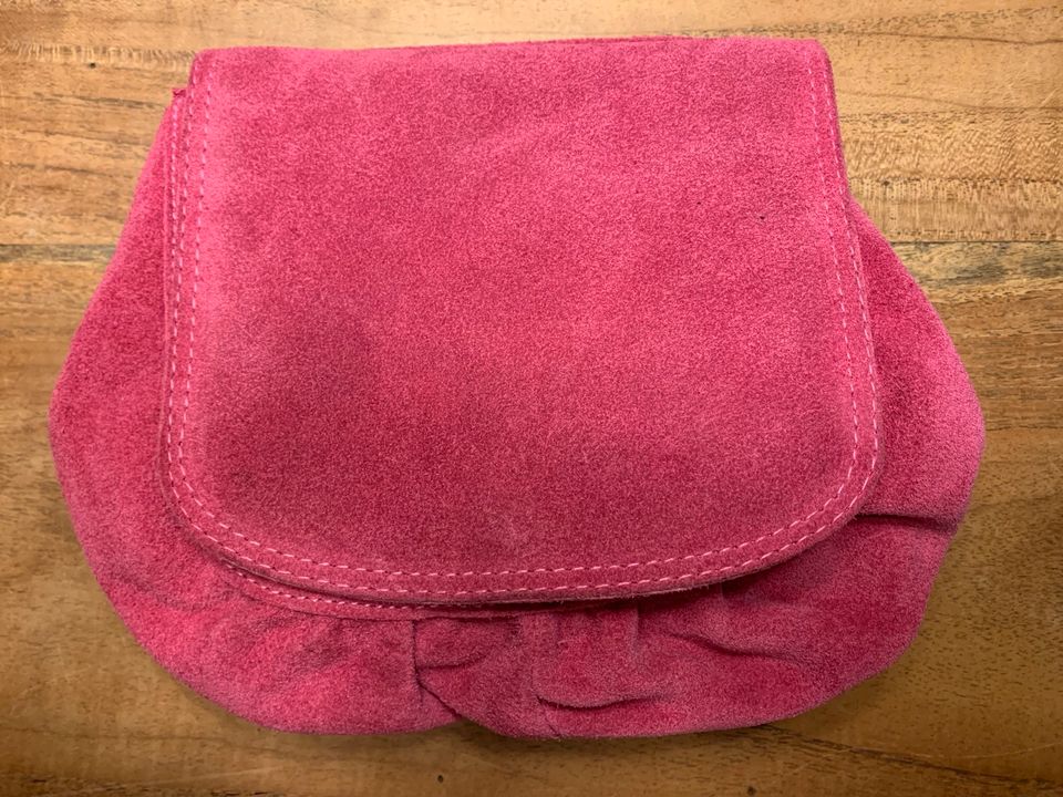 Kleine süße Wildleder Handtasche in Pink mit Riemen in Lippstadt
