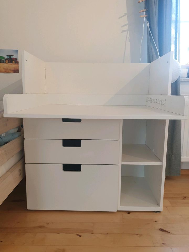 Wickelkommode/Wickeltisch in weiß von Ikea Smastad in Geltendorf