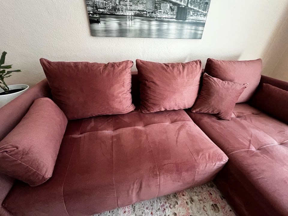 Furnix Sofa / Couch ausziehbar mit Bettkasten und Kissen in Berlin
