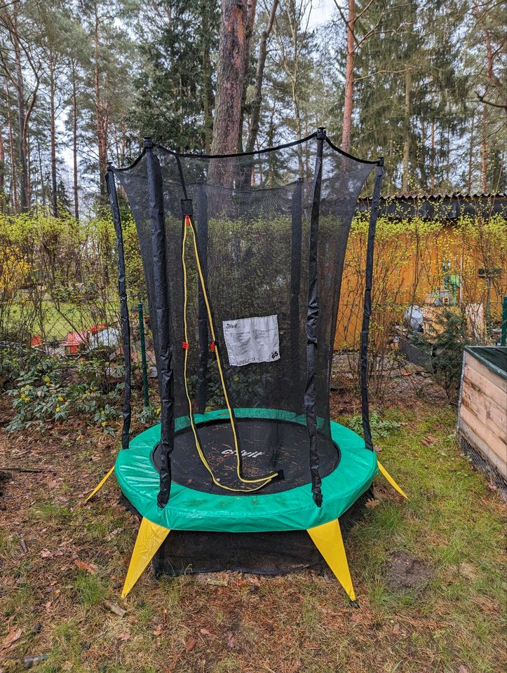 Trampolin für draussen , Gartenspielgerät für Kinder in Berlin