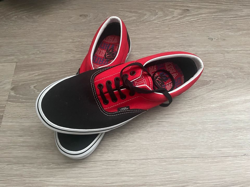 Vans Neu Gr. 44,5 schwarz rot skull in Lemgo