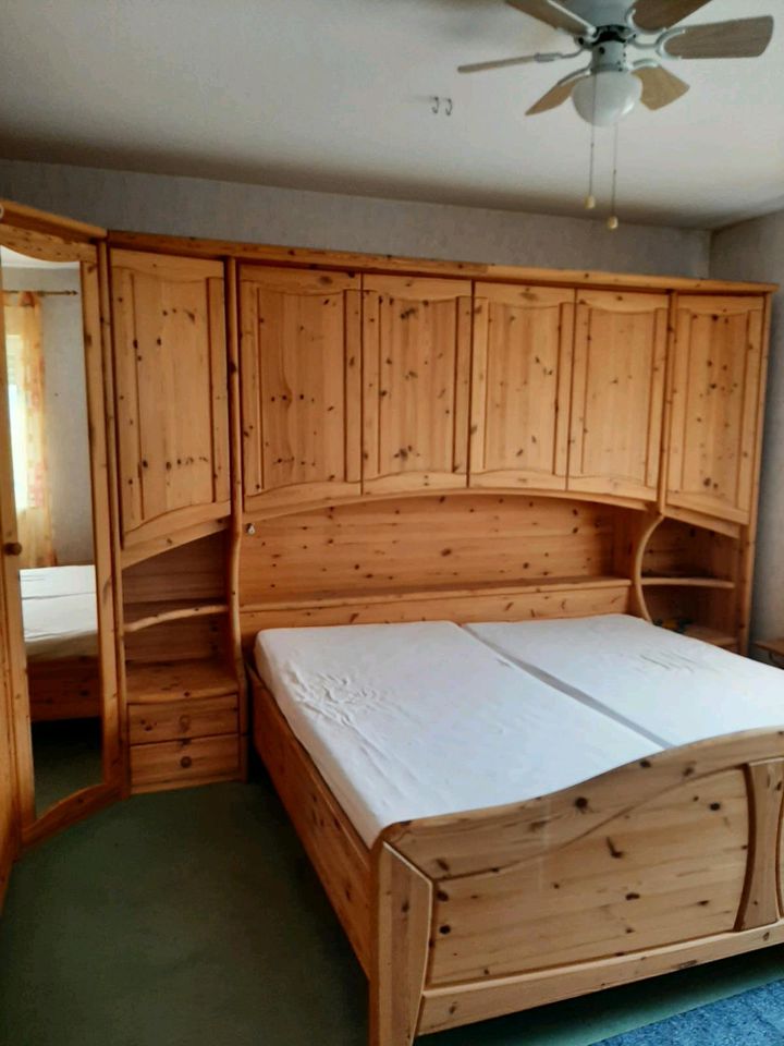 Doppelbett, Ehebett, Überbau mit Eckschrank, Kiefer massiv in Gau-Odernheim
