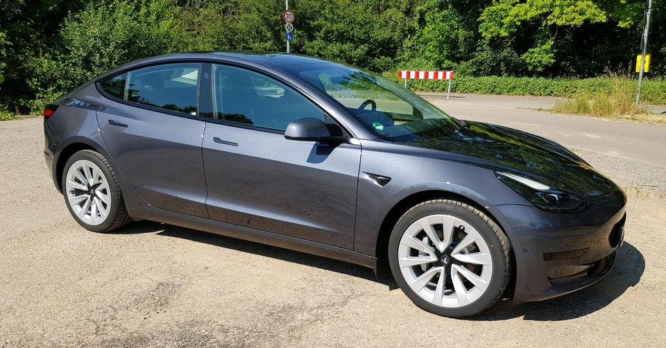 Tesla Model 3, Midnight Silver Metallic, Standart Range in Stuttgart