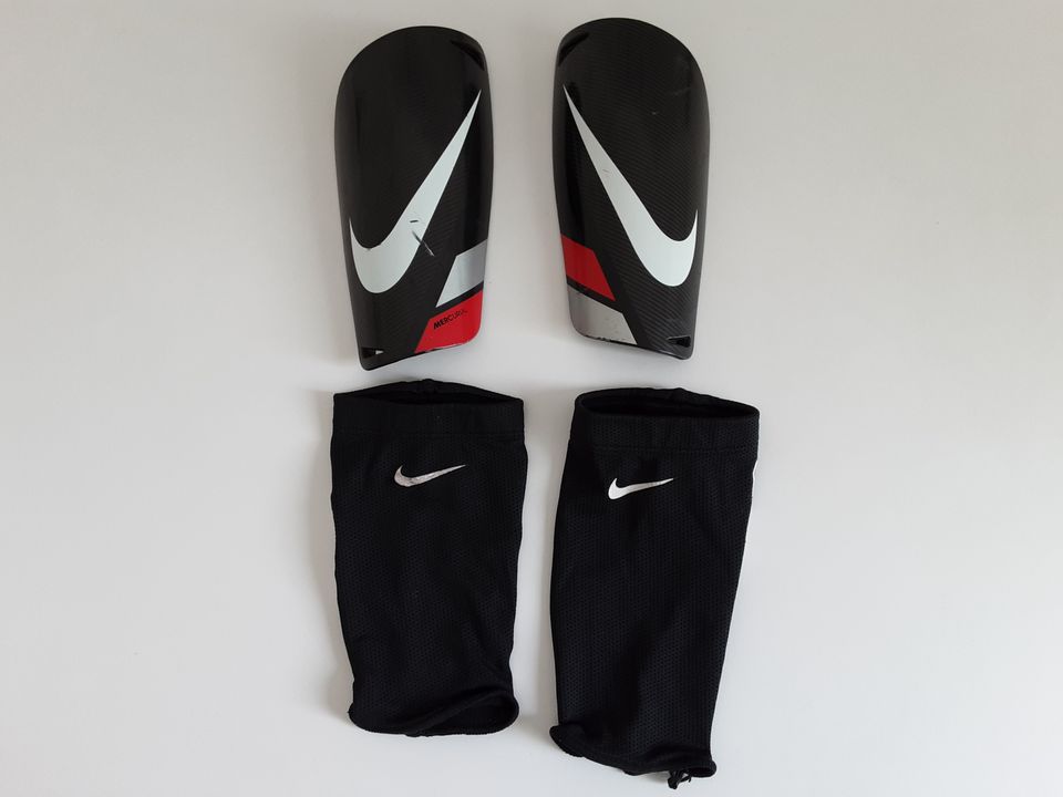 Nike Schienbeinschoner Mercurial Gr M in Stuttgart