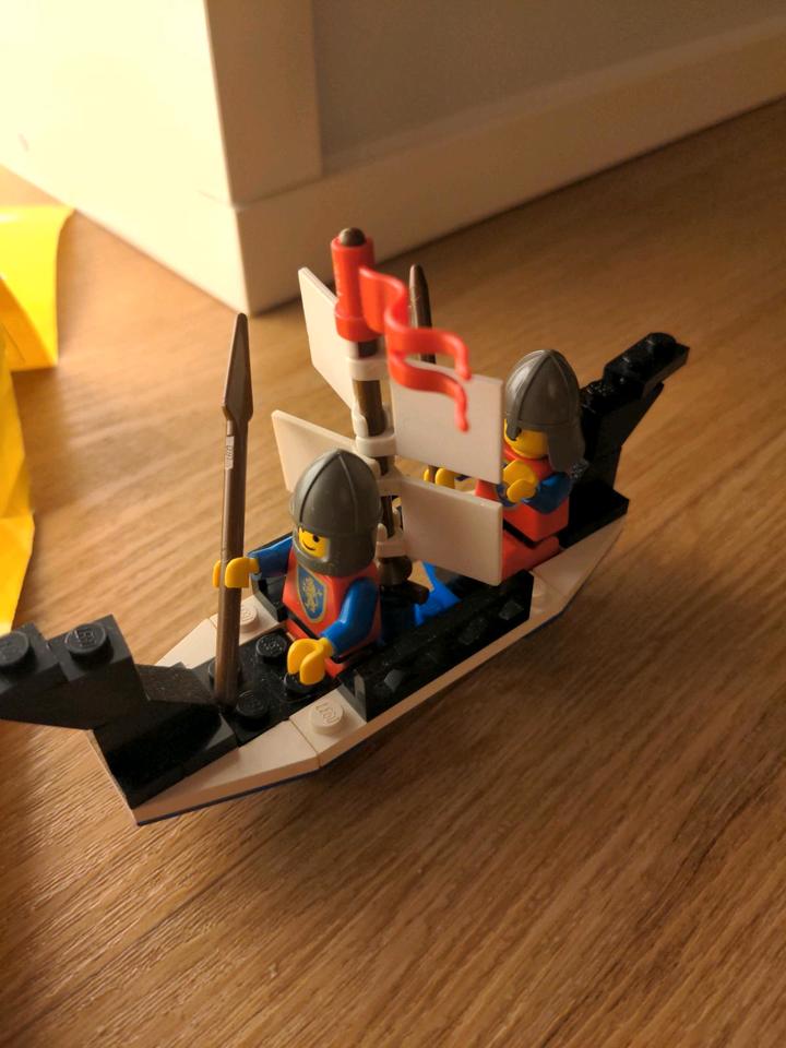 Lego 6017 King's Oarsmen (Ritter, Schiff, Burg, Wappen, Krieger) in Centrum